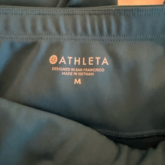 Athleta Teal Bike Shorts with zipper pockets size medium like new - Picture 4 of 6